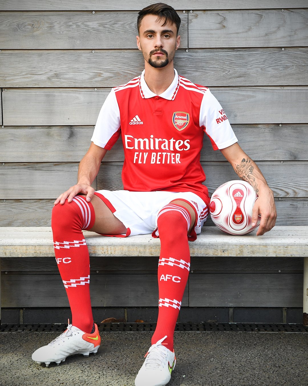 九游老版本下载-英超赛程吃紧，塞维利亚冲刺阶段复出首秀，质疑声仍在，团队化学反应显著的简单介绍